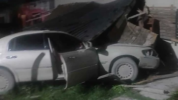  Estampa su auto en casa y deja miles en daños
