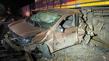 Tren destroza vehículo  bajo puente ferroviario