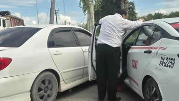 Por evitar caer al canal, impacta otro vehículo