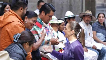 Sheinbaum dialoga en Palacio Nacional con pueblos indígenas