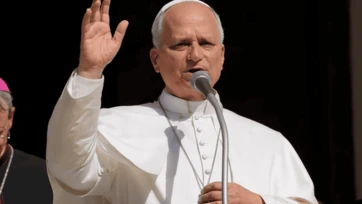 Papa León XIV ingresa al hospital; suspende compromisos