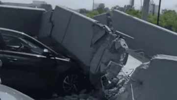 Se desploma puente peatonal en Monterrey y cae sobre automóvil