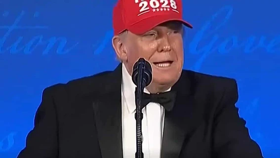 Trump analiza y bromea sobre un 