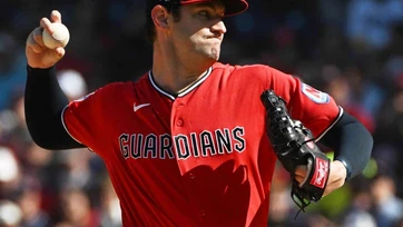 Gavin Williams poncha a 9 y acerca a Guardianes a 2 triunfos de la Serie Mundial