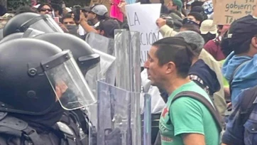 Investigan a 17 policías por protesta del agua frente a Casa Jalisco