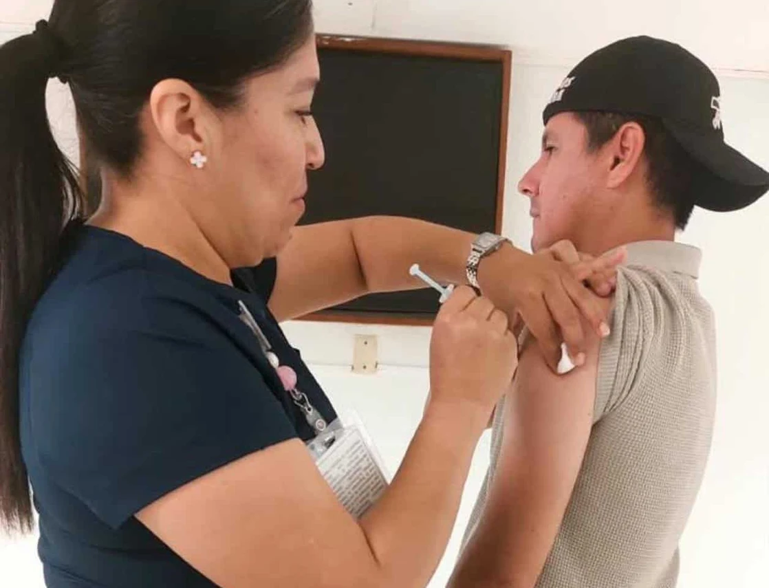  Abre Pemex vacunación contra la influenza en Reynosa