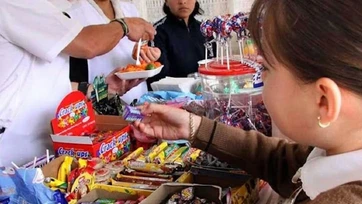 Sale la comida chatarra de escuelas; vuelve por las rejas