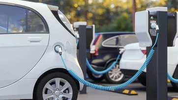 Escasean cargadores para autos eléctricos