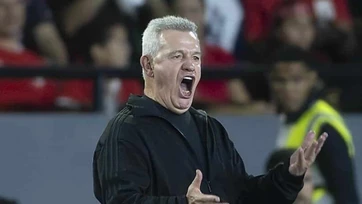 Javier Aguirre se encara con un aficionado en España