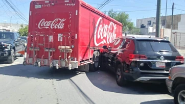 Se lleva camioneta al dar una vuelta