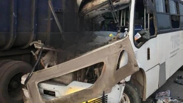 Chocan autobús y tráiler; 10 pasajeros lesionados