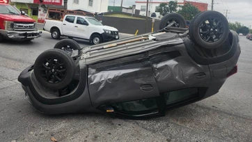 Termina automóvil llantas hacia arriba