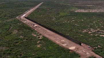 Pide a Corte Suprema que le permita seguir construyendo el muro