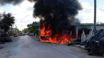 Se incendia carro; fuego alcanza casa