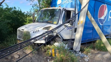 Choca contra poste por evitar choque