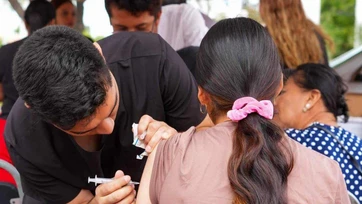 Aplican 2 mil 593 vacunas en dos días