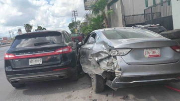 Se lleva auto detenido  por cambiar una llanta