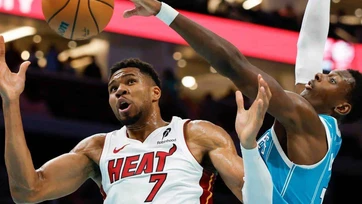 Miller anota 34 puntos  y Hornets se imponen