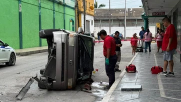 Muere conductor tras volcar su camioneta en calles del centro de Tampico
