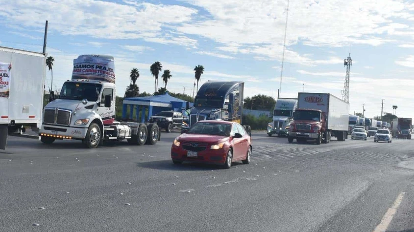  Saturan 180 tráileres vialidades de Reynosa por paro nacional