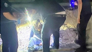 Choca moto contra montículo de tierra