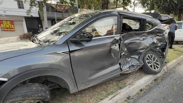 Provoca accidente por pasarse un rojo