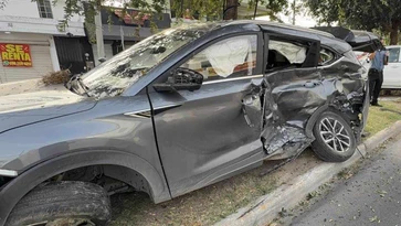 Provoca accidente por pasarse un rojo