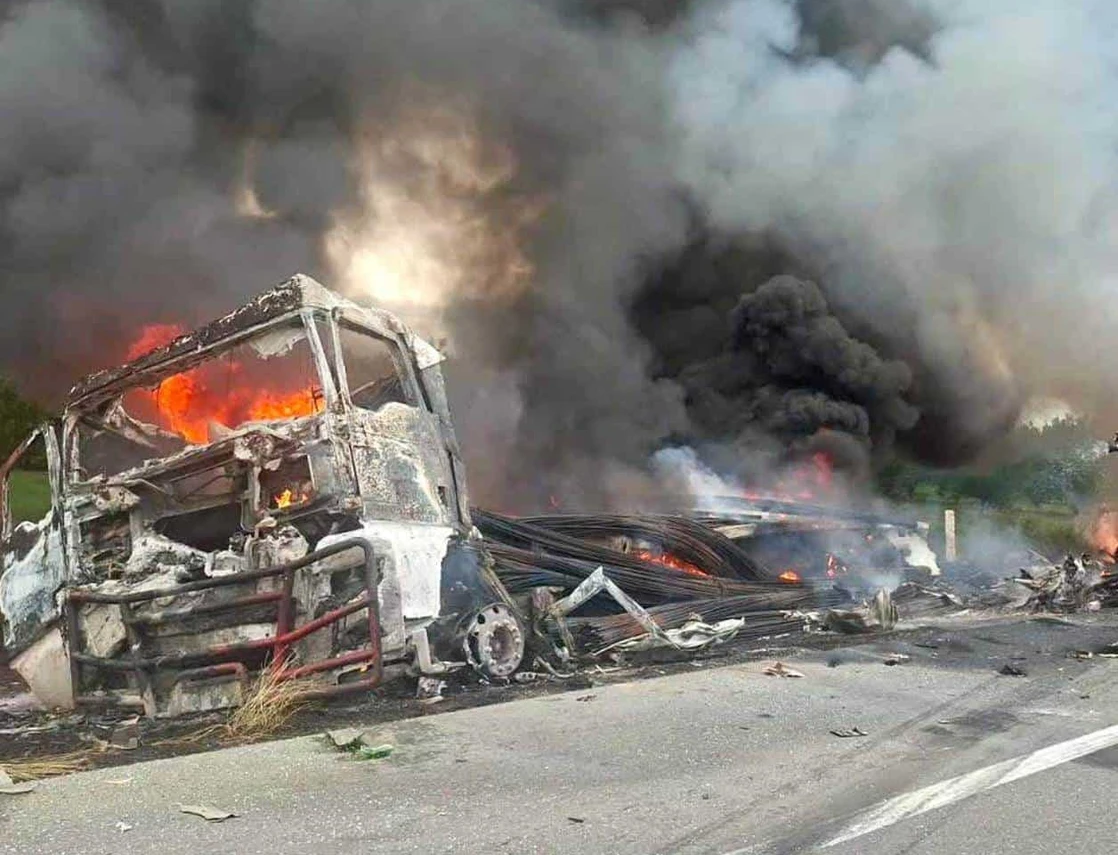 Chocan dos tráileres y un coche; hay un muerto y tres heridos