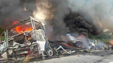  Chocan dos tráileres y un coche; hay un muerto y tres heridos