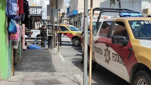 Hombre muere de infarto en la calle frente al mercado