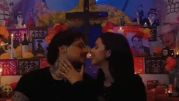 Desatan críticas por posar frente a ofrenda